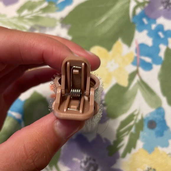 Volumizing roller clips ,New without tags. - Picture 2 of 5